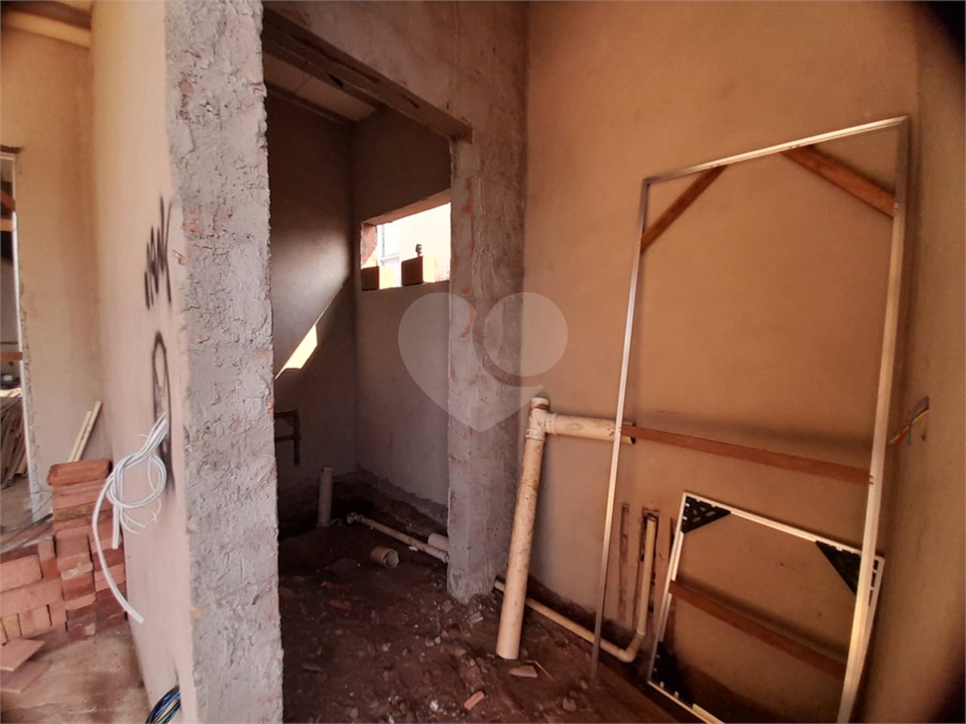 Casa em Construção com Área Gourmet e Piscina no Condomínio Damha II