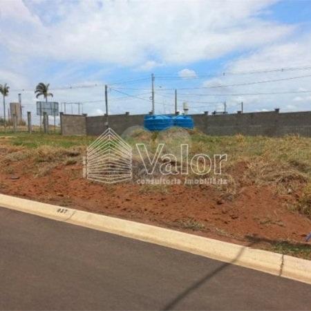 Terreno plano no Condomínio Villeneuve, com 250,00 m² de área total.