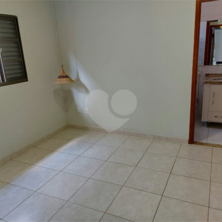 Casa Térrea com 2 dormitórios, sendo 1 suíte.