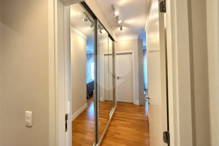 Apartamento de 127 m² em andar alto, com vista livre, 3 suítes planejadas, sacada gourmet envidraçada, 2 vagas e lazer completo, próximo ao Shopping Golden Square e à Avenida Kennedy.