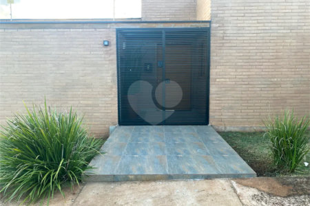 Casa Térrea com Acabamento em Tijolo Aparente e Quintal Amplo - Próximo ao Shopping Iguatemi