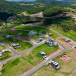 Casa térrea 3 dormitórios (3 suítes), espaço gourmet, piscina, 2 vagas garagem, condomínio fechado com ampla área lazer