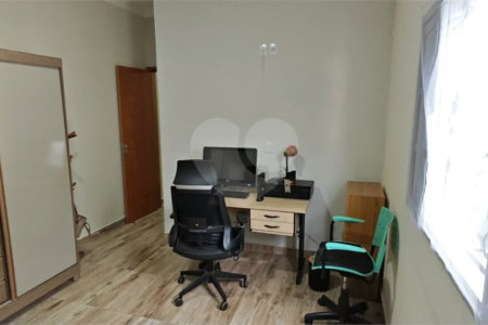 Casa Nova (Apenas 2 Anos) com Suíte: Conforto, Segurança e Localização Privilegiada!