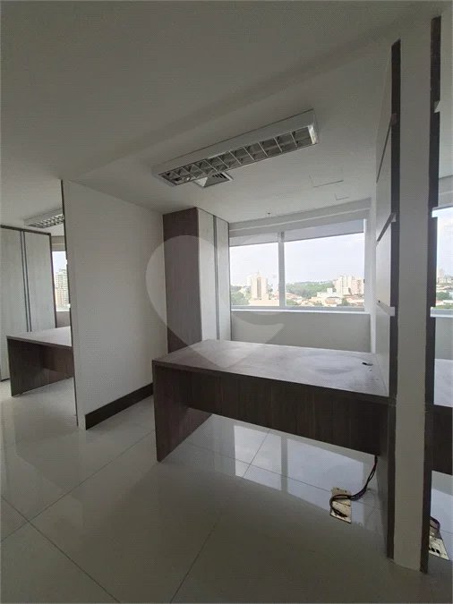 SALA COMERCIAL DE 90 M² COM 12 BAIAS, SALA DE REUNIÃO, AR-CONDICIONADO CENTRAL E 2 VAGAS!