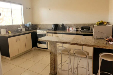 Casa Exclusiva com Pé-Direito Alto e Área Gourmet no Jardim Paraíso