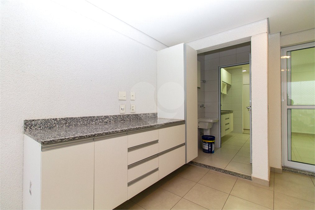 Apartamento com 02 dormitórios, sendo 1 suíte com 02 vagas de garagem