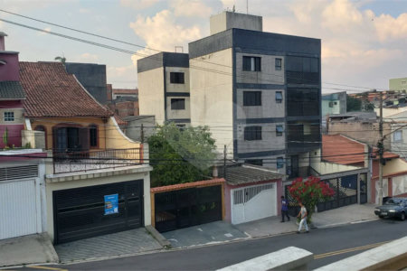 Sobrado novo com 3 suítes, 4 vagas, espaço gourmet com churrasqueira, jardim de inverno e acabamento premium. Conforto, modernidade e sofisticação.
