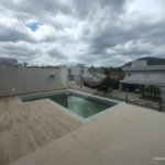 Casa exclusiva em Atibaia de alto padrão com 3 suítes, piscina, espaço gourmet, condomínio fechado, aceita financiamento