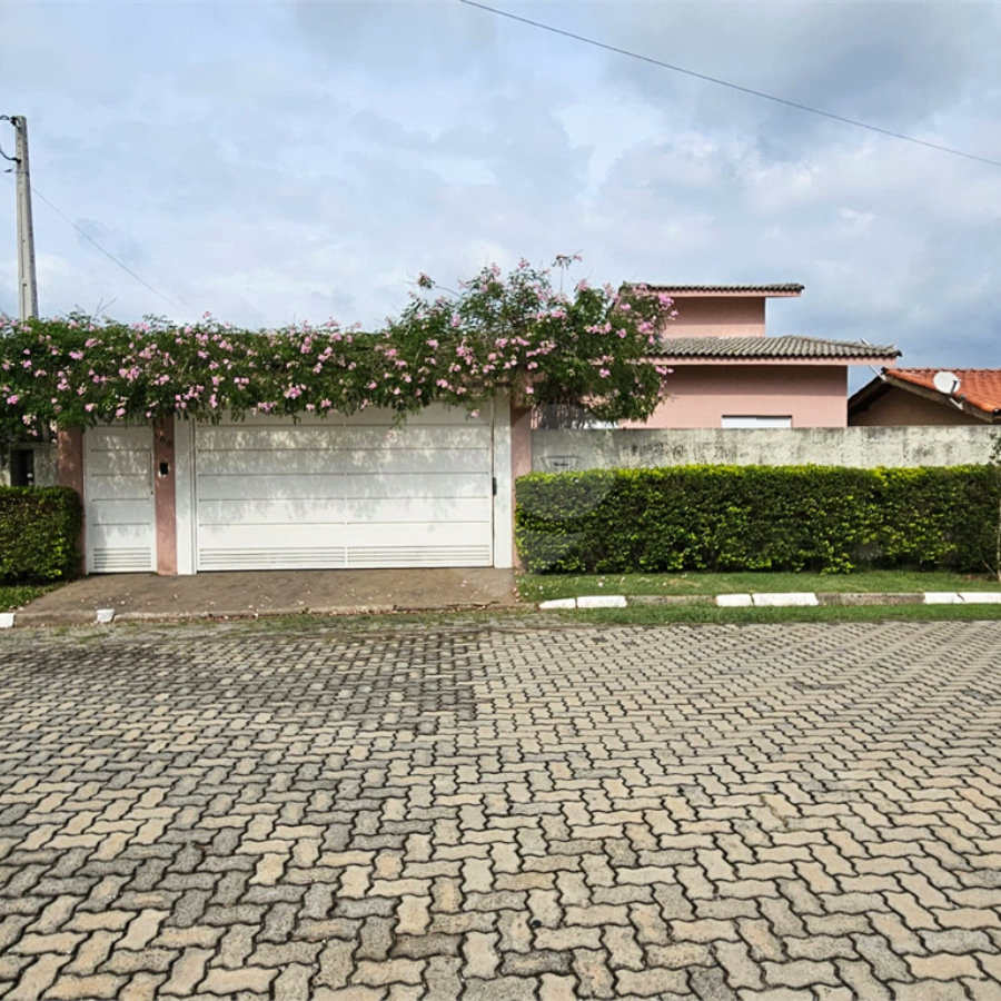 Linda casa com 4 dormitórios sendo 1 suíte