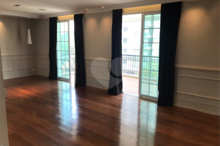 Apto 220 metros no Campo Belo. varanda, 5 vagas, 3 suítes. Visite