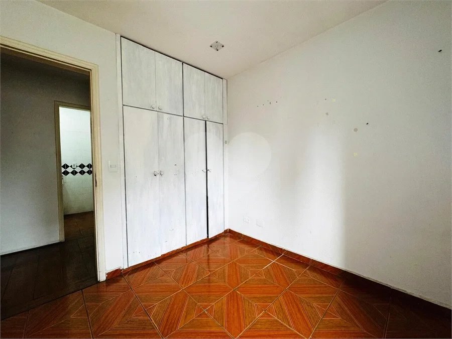Vende-se Apartamento de 2 Quartos com Sacada na Vila Mascote