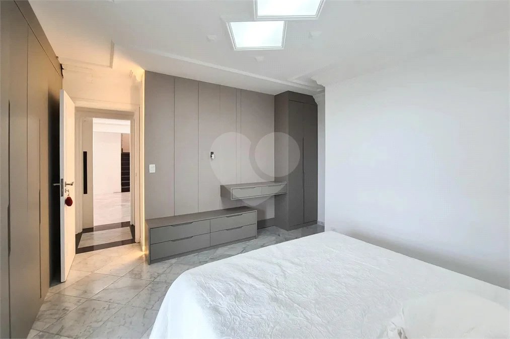 Encante-se com esta sofisticada cobertura no Jardim do Mar! São 4 suítes, piscina privativa, espaço gourmet e 5 vagas. Agende sua visita e surpreenda-se!