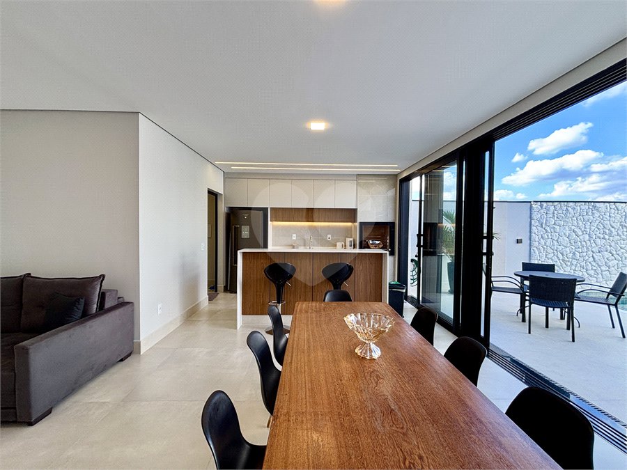 Indaiatuba - Sp - Condominio Maria Candida - R$ 2.250.000,00 - 3 suítes, sendo 1 master com closet e banheiro com duas cubas e dois chuveiros - Escritório - Piscina em Alvenaria aquecida e Hidro com Iluminação - Ar Condicionado instalado em todos os quartos, escritorio, sala e area gourmet