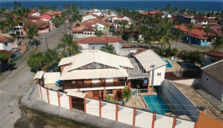Casa à venda com 3 quartos, sendo 1 suíte,  no Centro, Mongaguá, SP