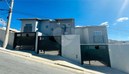 Sobrado à venda com 2 suítes, em Estância São José, Poços de Caldas, MG
