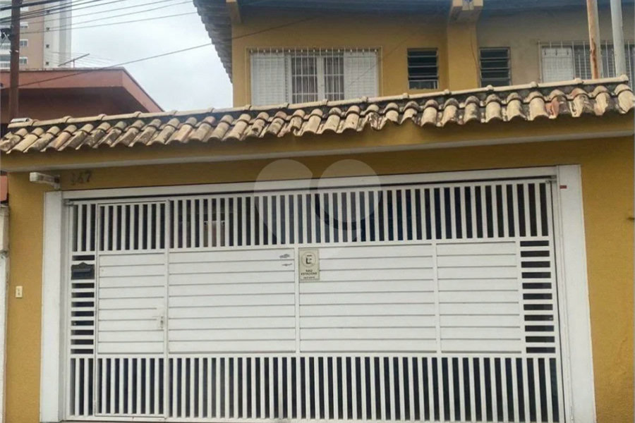 Sobrado à venda com 150 metros de área util e possui 3 dormitórios, sendo 1 suíte.
