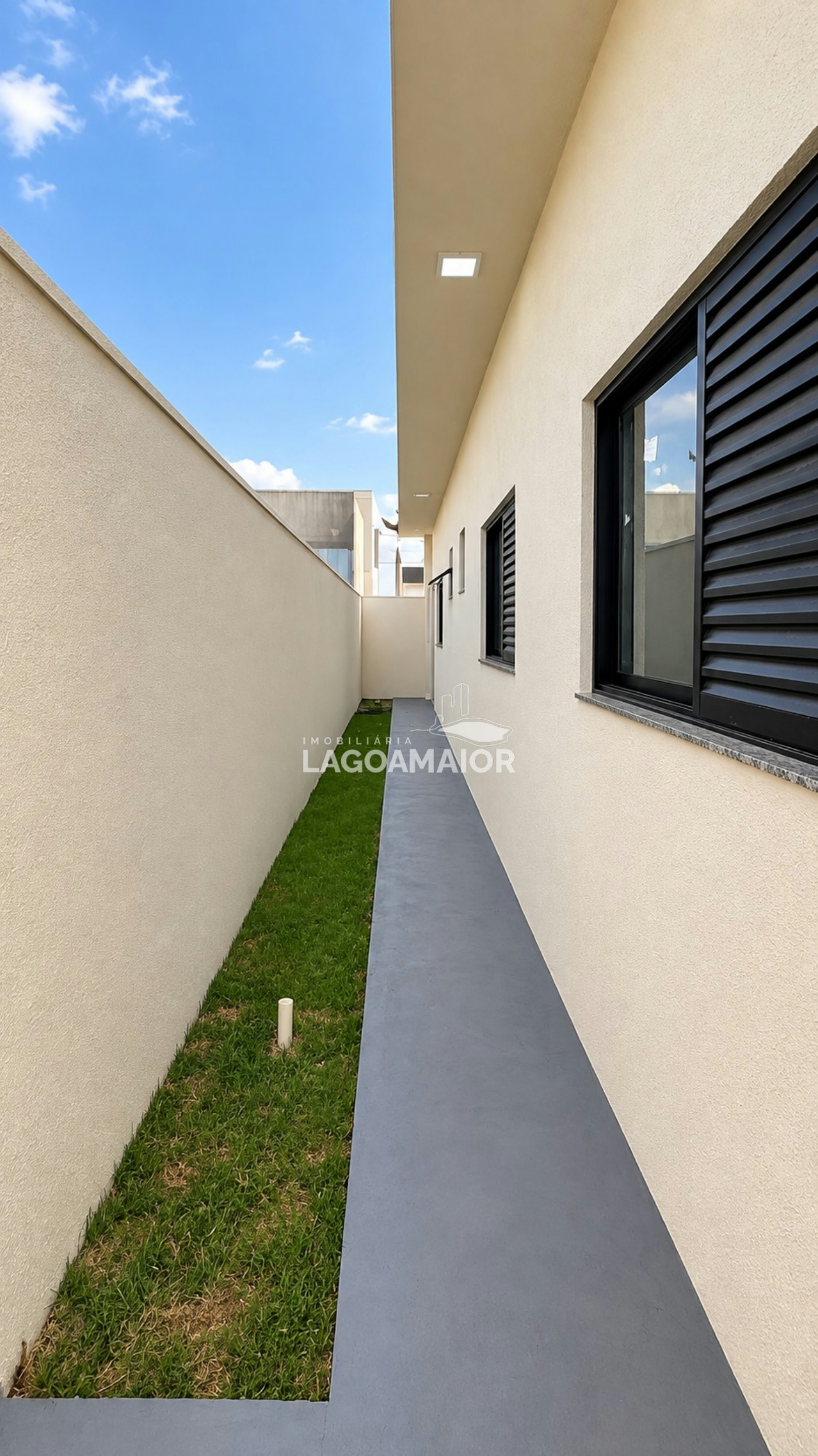 Casa à venda com 3 quartos, sendo 1 suíte, no condomínio Terra Ville, Três Lagoas - MS