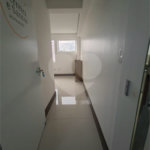 SALA COMERCIAL DE 90 M² COM 12 BAIAS, SALA DE REUNIÃO, AR-CONDICIONADO CENTRAL E 2 VAGAS!