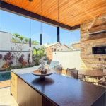 Indaiatuba - HOME DESIGN - Casa Térrea - Condomínio Paradiso - 420 m² de terreno - 307,19 m² de área construída - 3 suítes completas, sendo 1 master com closet planejado e banheira de imersão - Sala de TV reversível para 4ª suíte - Sala de estar ampla e varanda gourmet integrada - Cozinha com móve