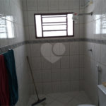 Casa térrea com 2 dormitórios, sendo 1 suíte.