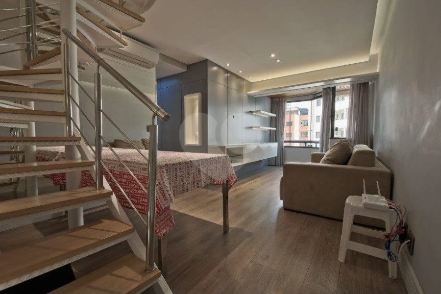 Linda cobertura Duplex om 3 dormitórios, sendo uma suíte com armários e ar condicionado e 2 vagas .