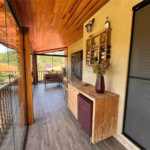 Chácara com excelente infraestrutura, contendo casa com 8 dormitórios, 900 m² de área construída, área total de 3000m², piscina adulto e infantil, churrasqueira, quadra gramada de futebol - Rio Acima - Atibaia/SP 900 m² Área construída 3.000 m² Área do terreno