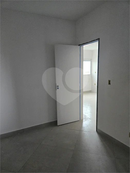 Apartamento com 48m², distribuídos em 2 dormitórios, sala, cozinha e 1 banheiro.
