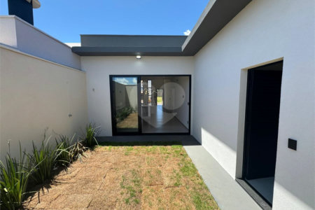 Linda casa a venda no condomínio Villeneuve