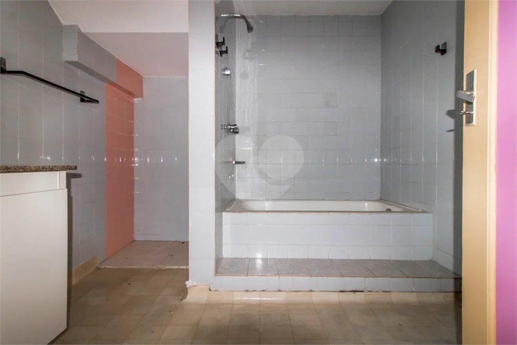Casa à venda em Moema de 280m² com 4 dormitórios, sendo 1 suíte e 2 vagas de garagem.