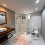 Chácara com excelente infraestrutura, contendo casa com 8 dormitórios, 900 m² de área construída, área total de 3000m², piscina adulto e infantil, churrasqueira, quadra gramada de futebol - Rio Acima - Atibaia/SP 900 m² Área construída 3.000 m² Área do terreno
