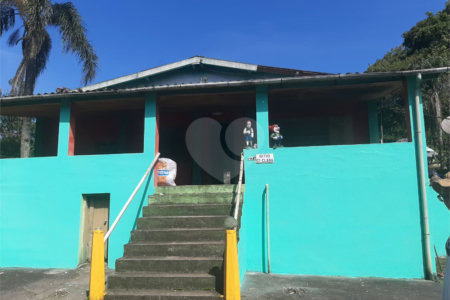 Tapiraí Sp - Sítio Santa Clara - Area de 12,1 ha - composto por casa principal, galpões poço artesiano, ótima área para plantios. Fica localizado a aproximadam. 1 quilômetro da prefeitura. Area preservação permanente- 4,6 ha - Area aproveitável - 4,6 ha - area utilizada rural - 2,5 ha -R$ 750.000,00