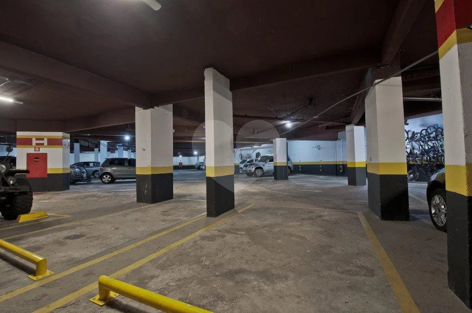 Linda cobertura Duplex om 3 dormitórios, sendo uma suíte com armários e ar condicionado e 2 vagas .