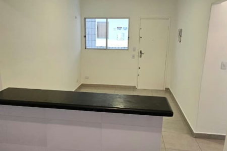 Apartamento de 01 Dormitório na Vila Caiçara — 200 m do Mar