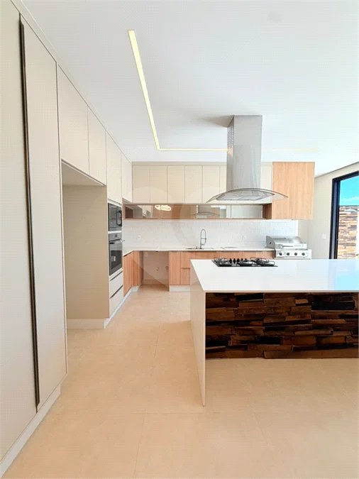 Casa térrea com 3 suítes no Condomínio Residencial Viena em Indaiatuba-SP - Acabamento de alto padrão - R$ 1.690.000,00 - AT 250 m² - AC 158 m² - 3 suítes,, sendo 1 suíte master com closet - Sala para dois ambientes (estar e jantar) - Cozinha planejada com ilha cooktop, forno elétrico e micro-ondas,