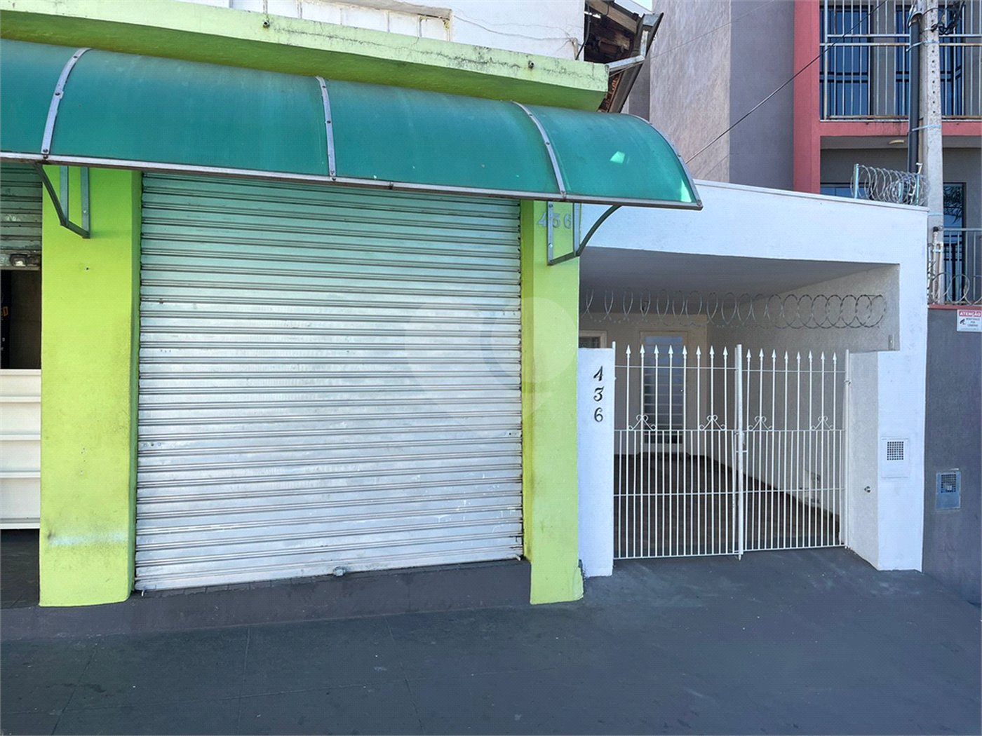 Casa térrea e salão comercial a venda no Jardim Bandeirantes.