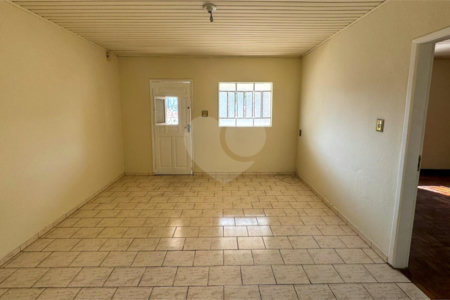 Casa com 132m² de terreno, 2 dormitórios, 2 vagas de garagem e próximo ao metrô.