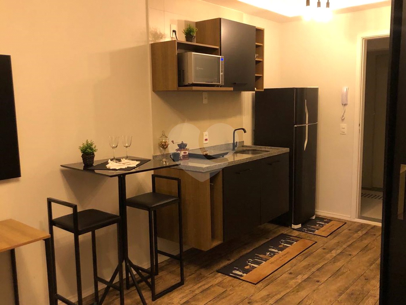 Prédio novinho! Apartamento mobiliado! Em frente ao Metrô!