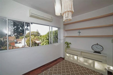 Casa à venda ou para alugar com 5 quartos, sendo 3 suítes, no condomínio Villa Florida, São Paulo - SP