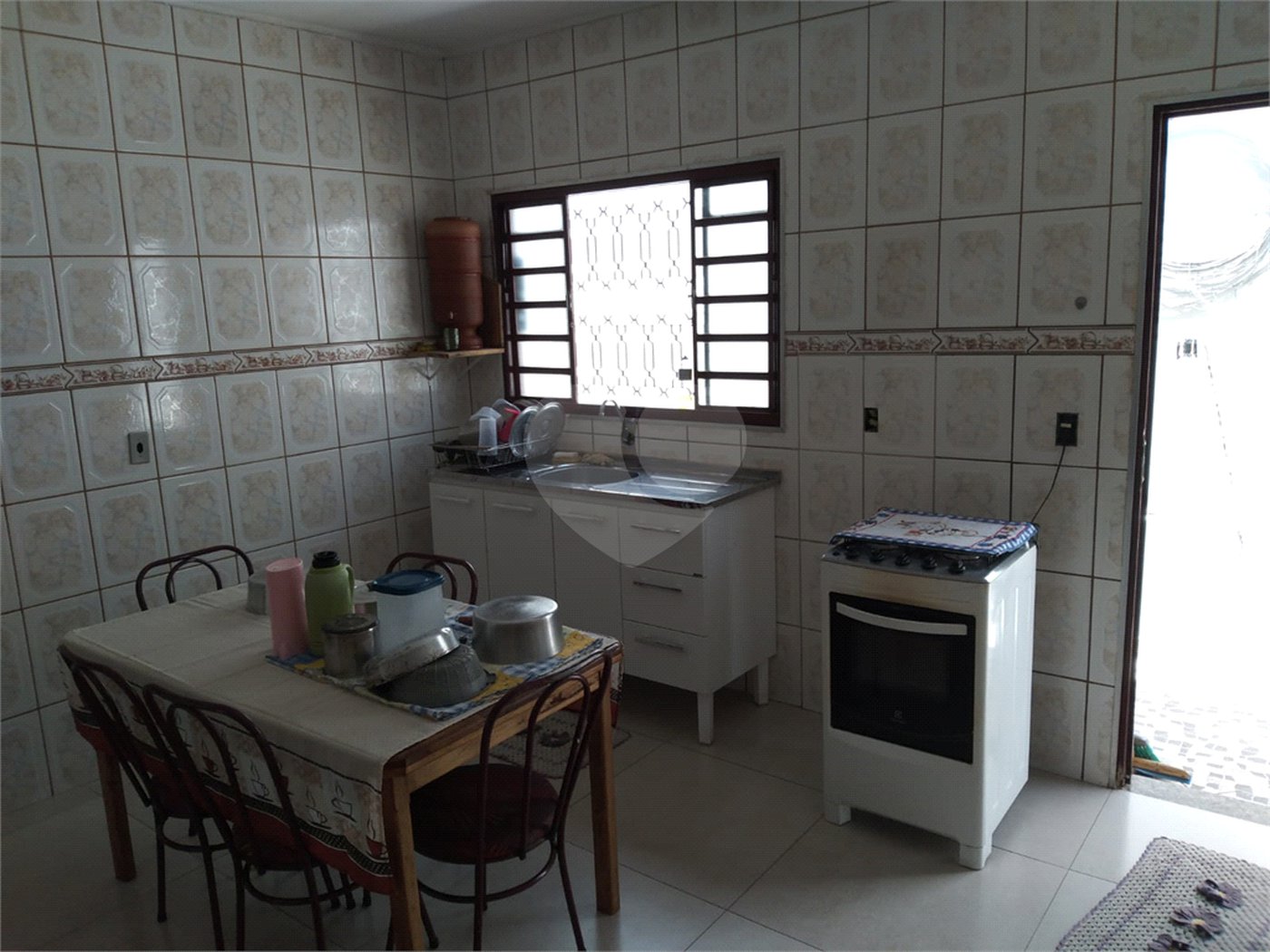 Casa térrea com 2 dormitórios, sendo 1 suíte.
