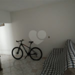 Casa térrea com 2 dormitórios, sendo 1 suíte.