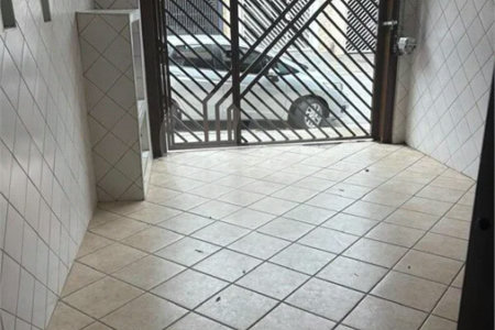 São Paulo - Capital - Bairro Santa Cruz - R4 495.000,00 - Aceita permuta por imóvel na cidade de Indaiatuba- Sp - Sobrado em rua residencial sem saída e com praça particular. O imóvel possui 2 quartos — 1 suíte com dois ambientes e acesso a hall externo. Sala ampla, cozinha com dois ambientes