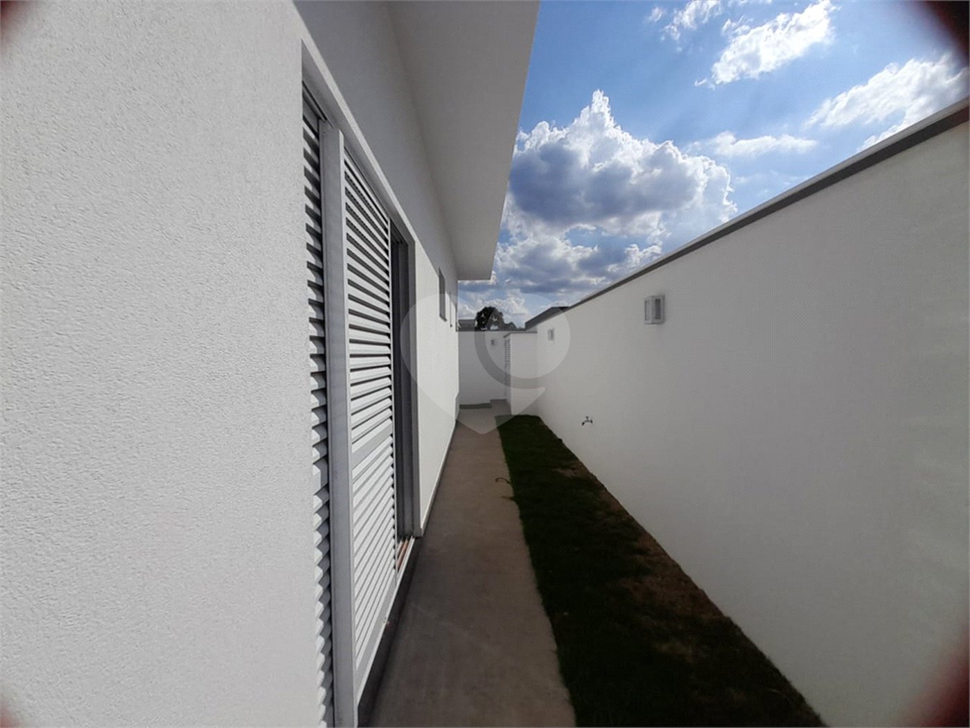 Belíssima Casa à Venda no Condomínio Damha IV