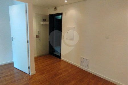 Sala comercial na Oscar Freire à venda Sala coml à venda na Oscar Freire OPORTUNIDADE Sala coml esquina. Rebouças