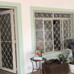 Casa térrea com 3 suítes.