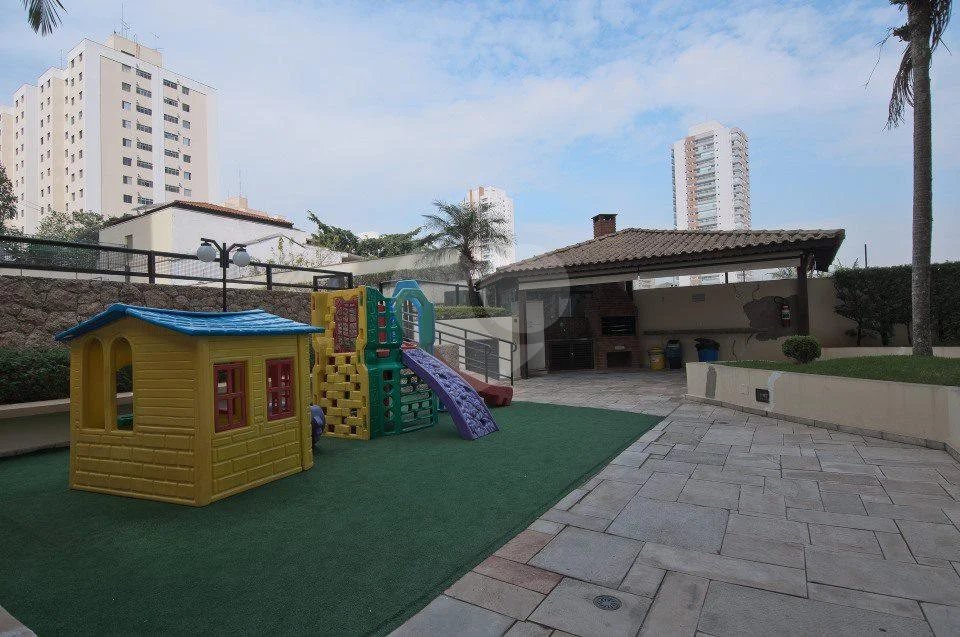 Linda cobertura Duplex om 3 dormitórios, sendo uma suíte com armários e ar condicionado e 2 vagas .