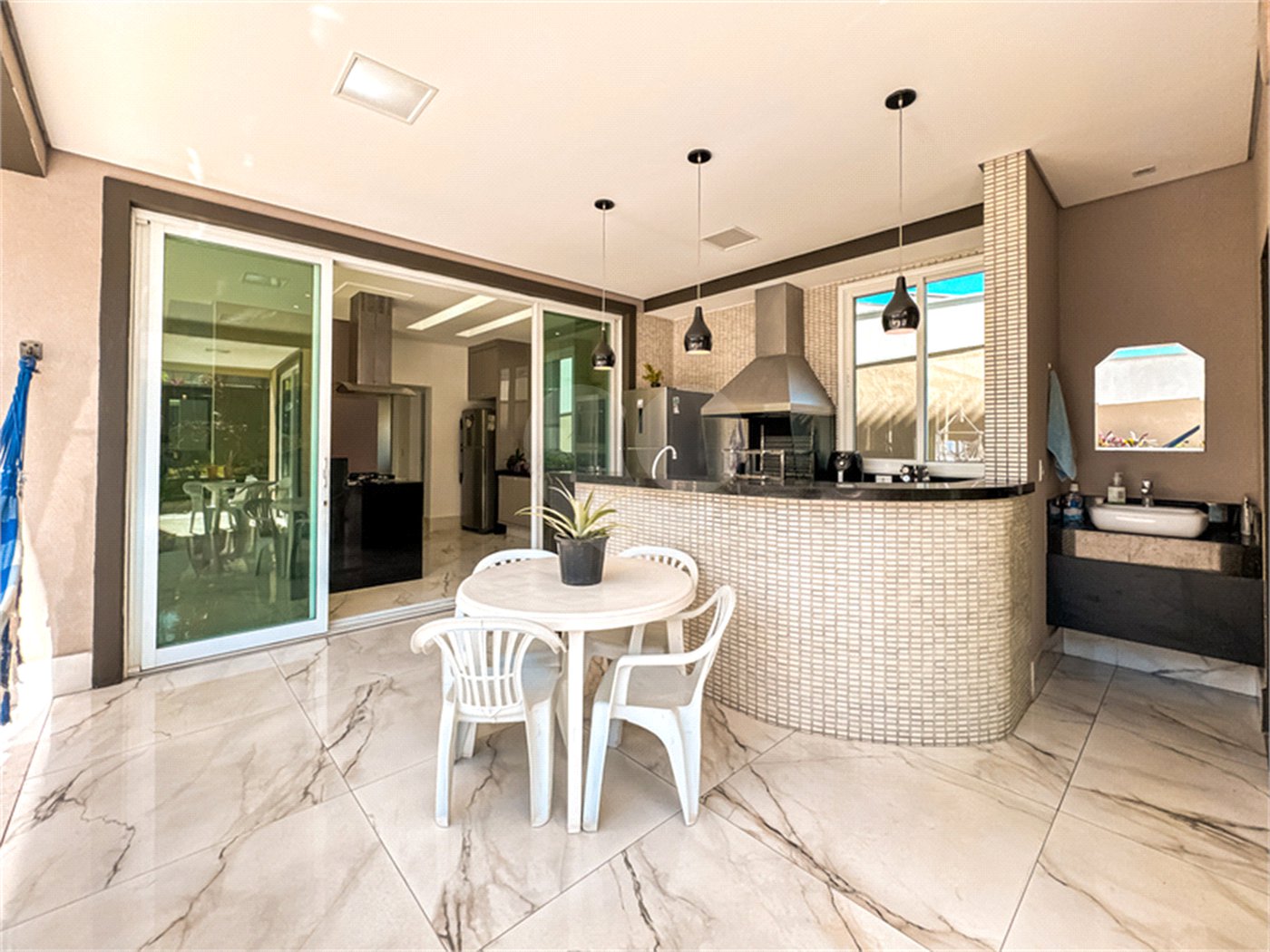 Sobrado à venda em Itupeva – 421,80 m² de terreno – 254,28 m² de área construída – 3 dormitórios – 4 banheiros – 4 vagas de garagem