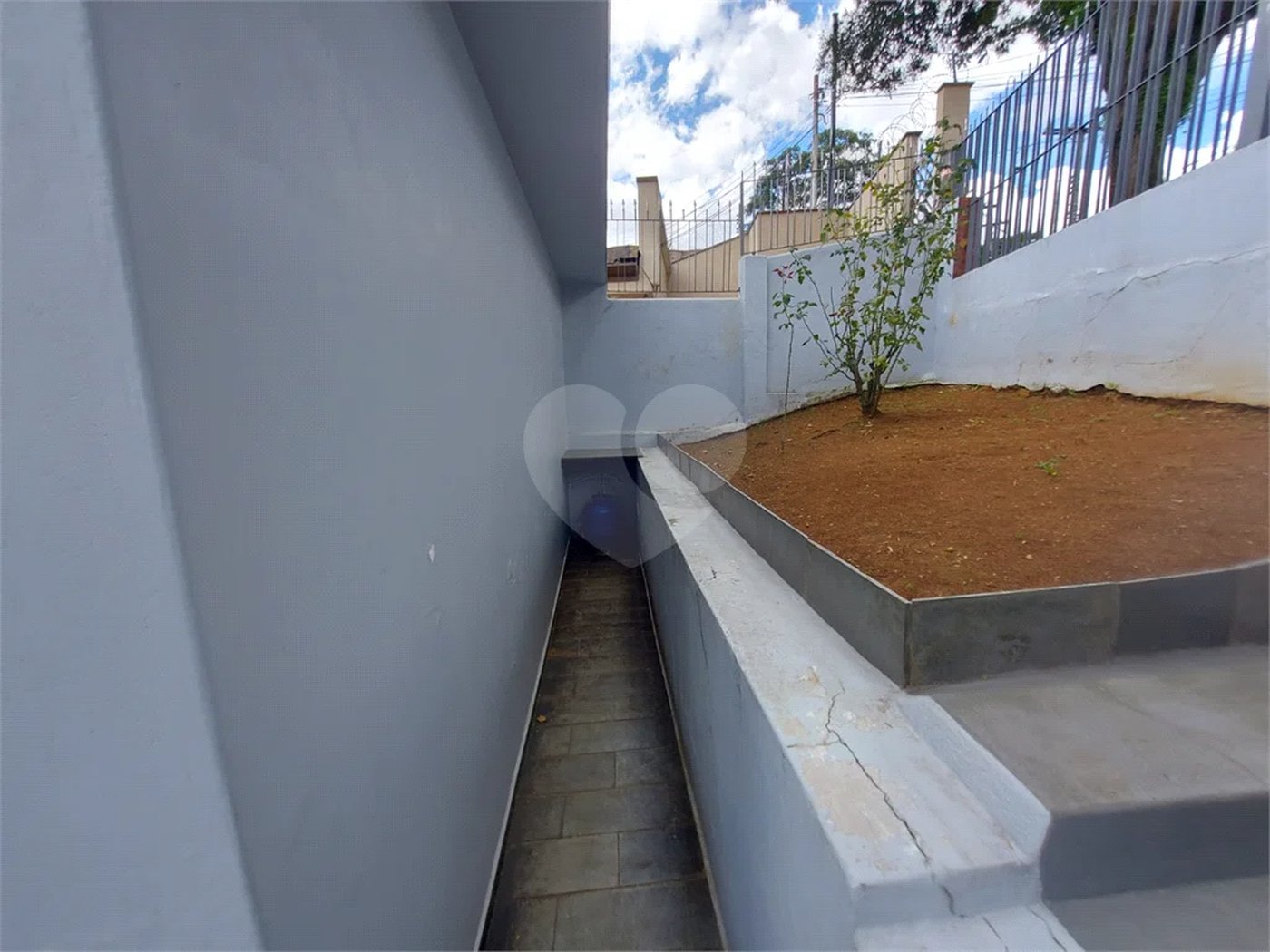 CASA TÉRREA À VENDA NA MOOCA - COM PORTEIRA FECHADA.