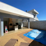 Casa térrea com piscina para venda no Condomínio Quebec.