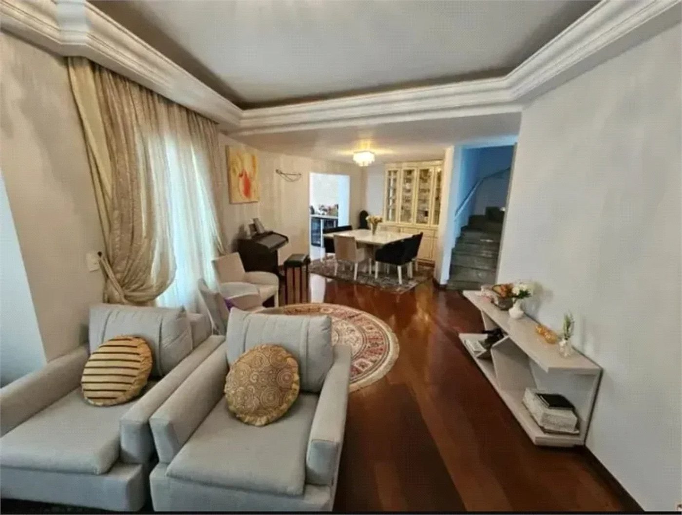 Linda casa em condomínio fechado – conforto, espaço e sofisticação!