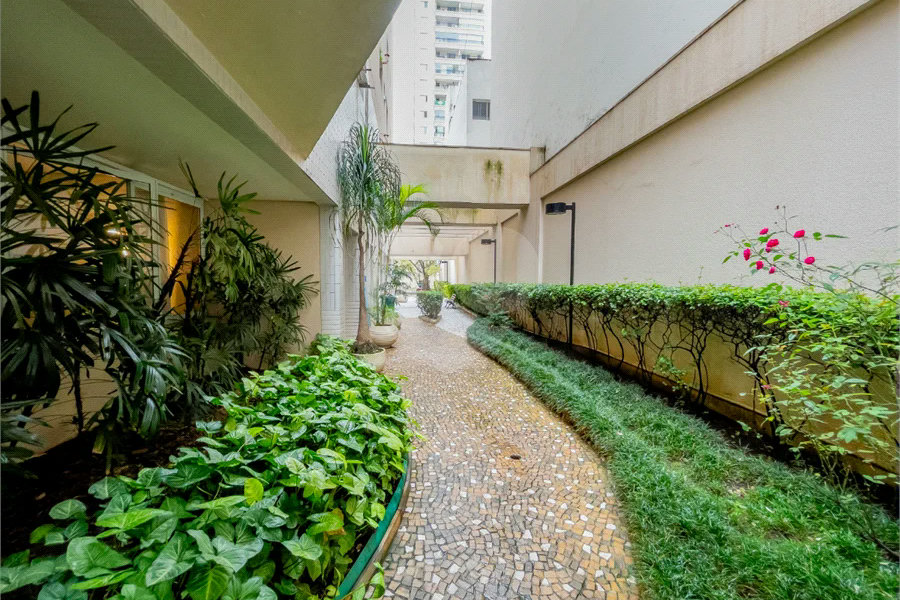 **Apartamento reformado em Higienópolis | 75 m² | 2 dormitórios | 2 banheiros | 1 vaga**